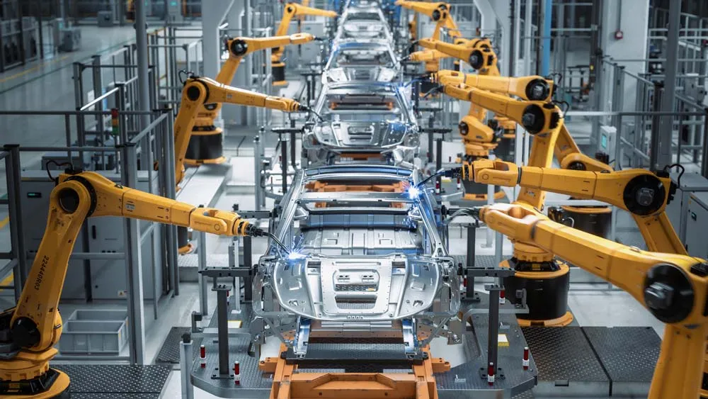 Produktionshalle mit Maschinen und technischer Ausstattung