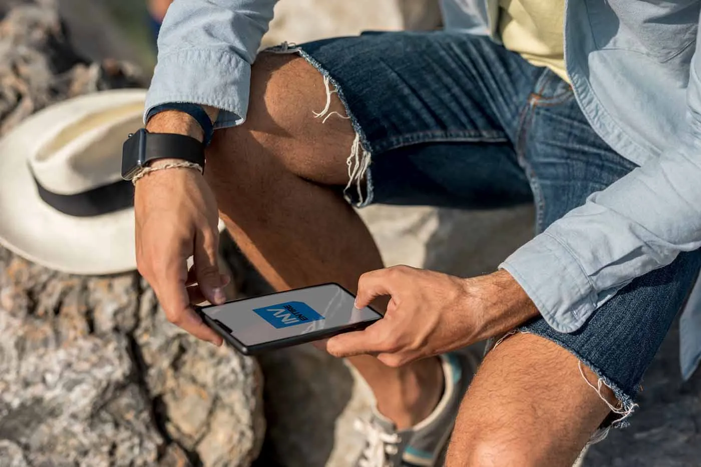 Ein Mann nutzt die mobile INVENTIRE App draußen auf einem mobilen Endgerät